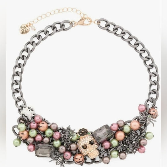 🔹️ Betsey Johnson🔹Whimsigoth Sugar Skull Gray Pearl Statement  [2023] Necklace - Picture 4 of 7